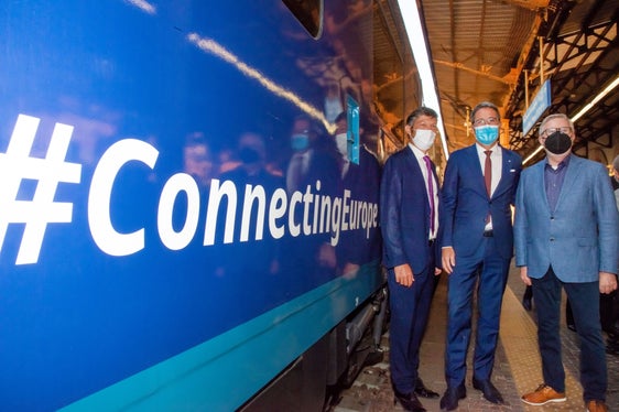 Haben das Potenzial der Schiene im Blick: (v.l.) LR Alfreider, LH Arno Kompatscher und der europäische Koordinator für den Skandinavisch-Mediterranen Korridor Pat Cox. (Foto: LPA/Peter Daldos)