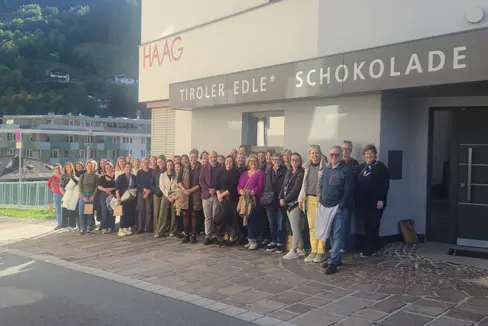 Gruppenfoto der Landecker und Tisner Lehrerkollegien bei ihrem Herbsttreffen vor der Schokolademanufaktur Haag. (Foto: LPA/Fachschule für ländliches Betriebs- und Haushaltsmanagement Landeck-Perjen)