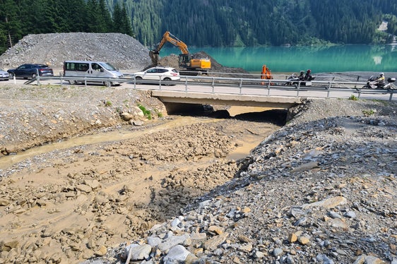 Im Rotwandbach in der Gemeinde Rasen-Antholz auf der Höhe des Antholzer Sees ist in der Nacht auf heute eine Mure abgegangen, die Wildbacharbeiter mit Vorarbeiter Edmund Messner räumen das Bachbett. (Foto: LPA/Landesamt für Wildbach- und Lawinenverbauung Ost in der Agentur für Bevölkerungsschutz)
