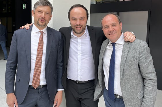 “Nosta scoles y scolines ie anjiniedes ca bën” dij i assessëures Daniel Alfreider, Philipp Achammer y Giuliano Vettorato, che ti mbincia ala mutans y ai mutons, ala jëunes y ai jëuni truep mumënc che ti resta tl cuer y tres chëi che i/les possa mparé deberieda y se svilupé a livel persunel. (Foto: ASP/Gabriel Marciano)