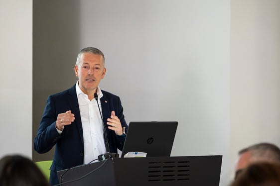 Die Gemeinden sind der Schlüssel für mehr leistbaren Wohnraum. Mit dem Konzept des Wohnens mit Preisbindung schaffen wir eine Möglichkeit, neuen Wohnraum zu entwickeln, der nicht der Spekulation dient, sondern den Menschen vor Ort zugute kommt, betonte der Landesrat für Umwelt-, Natur- und Landschaftsschutz und Raumentwicklung Peter Brunner. (Foto: LPA/Fabio Brucculeri)