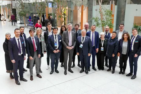 Una buona giornata inizia con uno scambio interessante: l'assessore provinciale Daniel Alfreider ha incontrato a Bruxelles rappresentanti e stakeholder del settore dei trasporti, del traffico e della logistica assieme all'europarlamentare Herbert Dorfmann. (Foto: ASP/Ingo Dejaco)