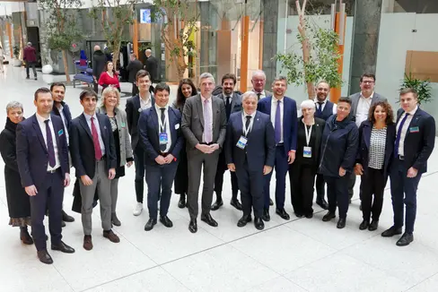 Una buona giornata inizia con uno scambio interessante: l'assessore provinciale Daniel Alfreider ha incontrato a Bruxelles rappresentanti e stakeholder del settore dei trasporti, del traffico e della logistica assieme all'europarlamentare Herbert Dorfmann. (Foto: ASP/Ingo Dejaco)