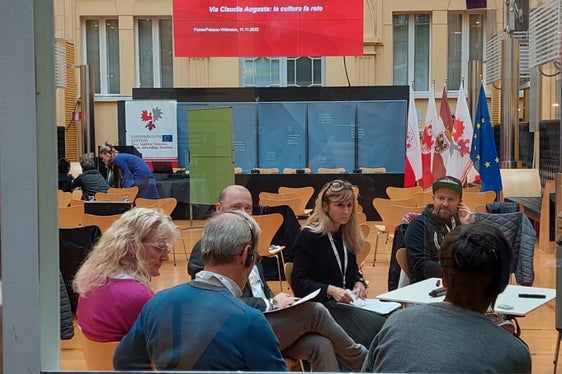In vier Arbeitsgruppen entwickelten die Teilnehmenden im Laufe der Tagung Projektideen zu Kunstgeschichte und zeitgenössischer Architektur, bildende Kunst, Literatur und Theater, Museumslandschaft und Musik. (Foto: Euregio/Stefan Graziadei)