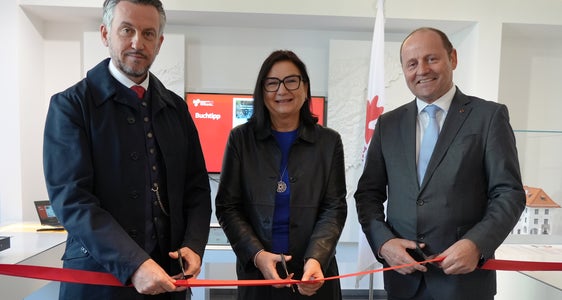 Banddurchschneidung für den neuen Euregio-Ausstellungssteil Wasser: Tirols Landeshauptmannstellvertreter Josef Geisler (von rechts) mit Brigitte Truschnegg und Kurt Scharr (beide Universität Innsbruck). (Foto: Land Tirol/Sidon)