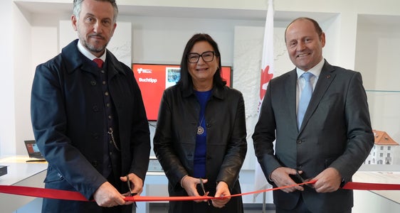 Taglio del nastro per la nuova sezione espositiva Acqua dell’Euregio: il vicepresidente del Tirolo Josef Geisler (da destra) con Brigitte Truschnegg e Kurt Scharr (entrambi dell’Università di Innsbruck). (Foto: Land Tirol/Sidon)