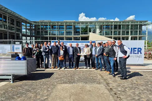 Hochbaulandesrat Christian Bianchi und Gesundheitslandesrat Hubert Messner zeigen das Modell des neuen Studentenheims, das in der Lorenz-Böhler-Straße in Bozen entstehen wird. Am 28. April wurde die Baustelle gemeinsam mit Planern und Vertretern der Baufirmen eröffnet. (Foto: LPA/Gianluca Crocco)