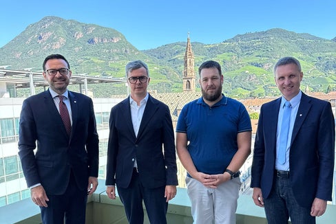 Un dialogo costruttivo sull'economia e le prospettive in provincia di Bolzano. Nella foto (da sinistra) il vicepresidente e assessore allo Sviluppo economico Marco Galateo, il presidente di SWR-EA Lukas Brunner, il suo vice, Michael Kaufmann, e l'assessore provinciale all'Agricoltura, Foreste e Turismo Luis Walcher. (Foto: USP)