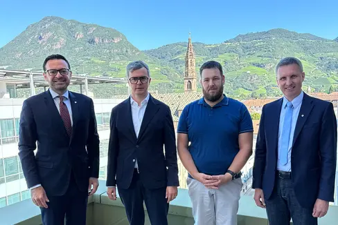 Un dialogo costruttivo sull'economia e le prospettive in provincia di Bolzano. Nella foto (da sinistra) il vicepresidente e assessore allo Sviluppo economico Marco Galateo, il presidente di SWR-EA Lukas Brunner, il suo vice, Michael Kaufmann, e l'assessore provinciale all'Agricoltura, Foreste e Turismo Luis Walcher. (Foto: USP)