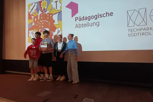 Das Siegerteam Chaosgarten aus Mals Martin Theiner (von links), Manuel Stocker, Matiàs Buchoveký, Maria Sagmeister und Frieda Heinisch freuen sich über den Preis. (Foto: LPA/Christian Blaas)