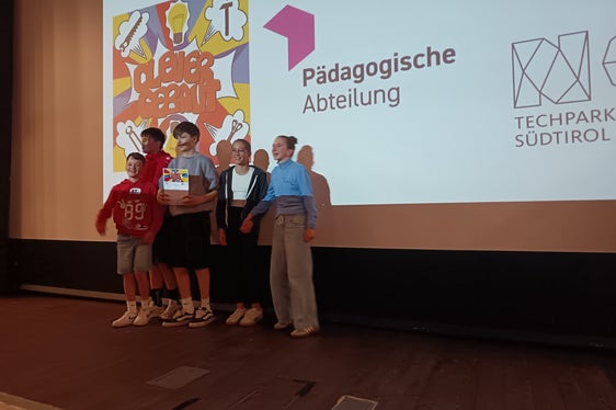 Il team vincitore “Chaosgarten” di Malles Martin Theiner (da sinistra), Manuel Stocker, Matiàs Buchoveký, Maria Sagmeister e Frieda Heinisch festeggiano il premio. (Foto: USP/Christian Blaas)
