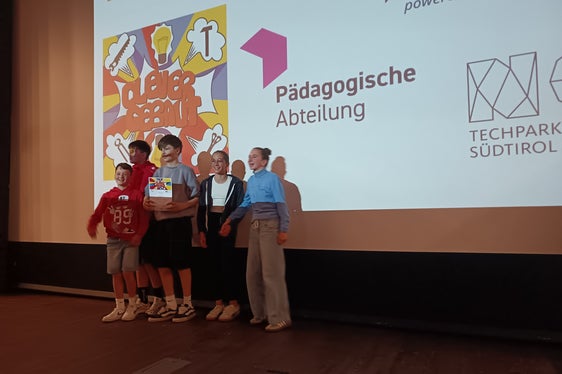 Il team vincitore “Chaosgarten” di Malles Martin Theiner (da sinistra), Manuel Stocker, Matiàs Buchoveký, Maria Sagmeister e Frieda Heinisch festeggiano il premio. (Foto: USP/Christian Blaas)