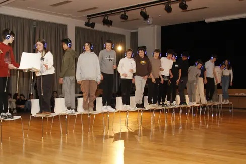 Die sechste und letzte Darbietung des Hörstücks Zusammen zeigten Schülerinnen und Schüler heute (25. Jänner) an der Mittelschule Adalbert Stifter in Bozen. (Foto: Verena Hilber)