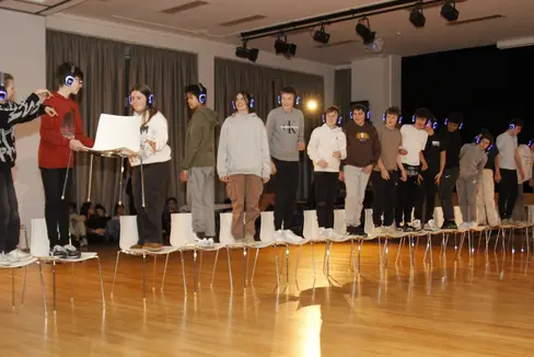 Die sechste und letzte Darbietung des Hörstücks Zusammen zeigten Schülerinnen und Schüler heute (25. Jänner) an der Mittelschule Adalbert Stifter in Bozen. (Foto: Verena Hilber)