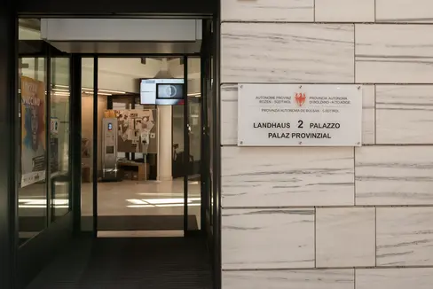 Al fine di realizzare progetti approvati nell’ambito del Piano nazionale di ripresa e resilienza (PNRR), la Provincia di Bolzano potrà assumere, con contratto a tempo determinato, fino a un massimo di 100 persone. Nella foto il Palazzo Provinciale 2 (Foto: ASP/Daldos)