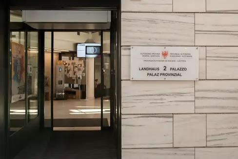 Al fine di realizzare progetti approvati nell’ambito del Piano nazionale di ripresa e resilienza (PNRR), la Provincia di Bolzano potrà assumere, con contratto a tempo determinato, fino a un massimo di 100 persone. Nella foto il Palazzo Provinciale 2 (Foto: ASP/Daldos)