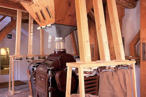 Il mulino rinnovato nella casa del parco naturale a Monte Corno a Trodena si estende su tre piani ed è azionato elettricamente. (Foto: ASP/Ufficio Natura)