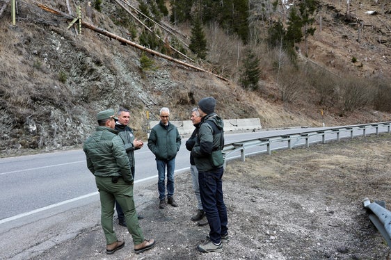 L'assessore alle Foreste Luis Walcher (2° da sinistra) durante il sopralluogo nella gola del Rio Gadera. (Foto: USP/Dipartimento agricoltura, foreste e turismo/Sabine Pitscheider)