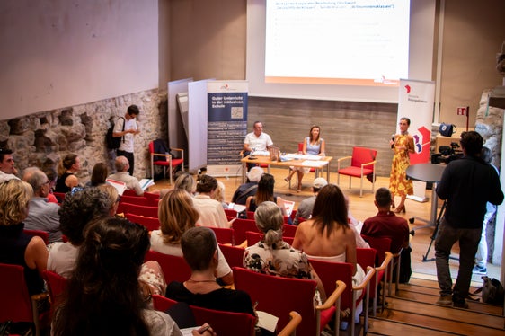 Eurac-Sprachwissenschaftlerin Andrea Abel hob hervor, dass es keine wissenschaftliche Evidenz dafür gebe, dass Sonderklassen ein erfolgreiches Modell darstellen. (Foto: LPA/Mara Reider)