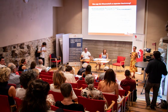 Eurac-Sprachwissenschaftlerin Andrea Abel hob hervor, dass es keine wissenschaftliche Evidenz dafür gebe, dass Sonderklassen ein erfolgreiches Modell darstellen. (Foto: LPA/Mara Reider)
