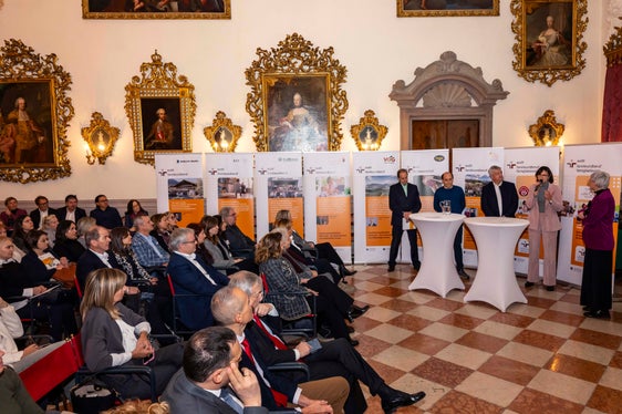 Die Vernetzung und das Voneinander-Lernen sind wichtige Aspekte des Audits. In einer Gesprächsrunde berichteten (v.l.) Franco Pauletto (Pompadour), Lukas Neumair (Jugenddienst Bruneck), Georg Kössler (VOG) und Alexandra Silvestri (HGV) im Gespräch mit Audit-Rat-Präsidentin Michela Morandini von ihren Erfahrungen. (Foto: Handelskammer Bozen/Othmar Seehauser)