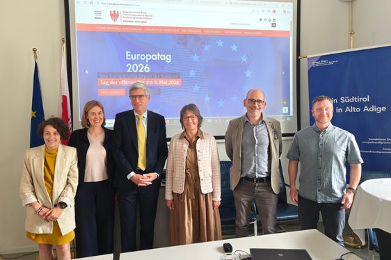 Gemeinsame Feier im neu renovierten Europahaus in der Gerbergasse in Bozen: Giulia Chiarel (im Bild von links) vom Euregio-Büro Brüssel, die Direktorin der Abteilung Europa, Martha Gärber, der EU-Abgeordnete Herbert Dorfmann, Kunhilde Marsoner, die Referentin für Kultur und Soziales der Marktgemeinde Schlanders mit Projektleiter Thomas Schuster und Hannes Götsch von der BASIS Vinschgau. (Foto: LPA/Ursula Pirchstaller)