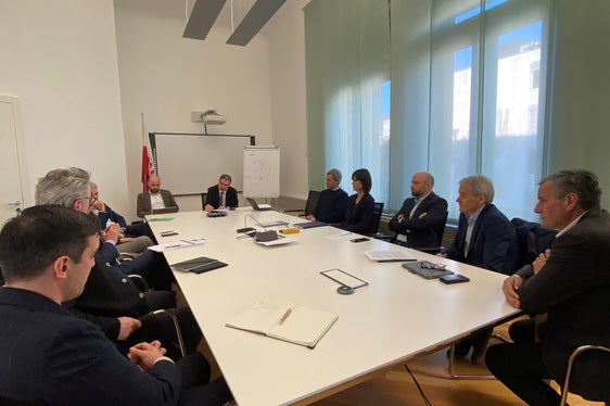 Aussprache über die Zukunft der Milchwirtschaft mit den Milchhöfen und der Direktorin des Sennereiverands Annemarie Kaser (4. v. l.) (Foto: LPA/Noemi Prinoth)