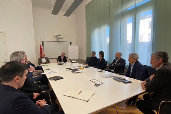 Aussprache über die Zukunft der Milchwirtschaft mit den Milchhöfen und der Direktorin des Sennereiverands Annemarie Kaser (4. v. l.) (Foto: LPA/Noemi Prinoth)