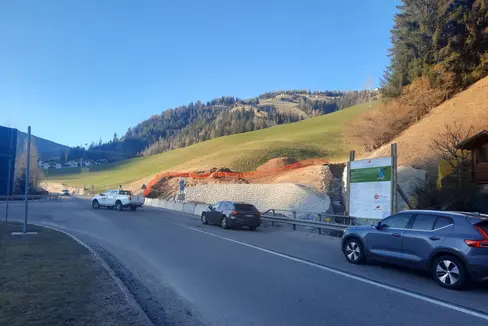 Le rondel de Picolin dess ti garantí na majera segurëza al’incrujada danter la strada statala dla Val Badia (SS 244) y la strada provinziala che condüj sön Börz (LS 29). I laurs messass gní completá por le mëis de jügn de chësc ann. (Foto: USP/Assessorat Infrastrotöres y Mobilité)