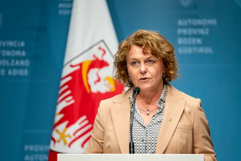 Auf Vorschlag von Landesrätin Rosmarie Pamer (im Bild) hat die Landesregierung in ihrer heutigen Sitzung (22. Oktober)die Durchführungsverordnung zur finanziellen Sozialhilfe angepasst. (Foto: LPA/Fabio Brucculeri)