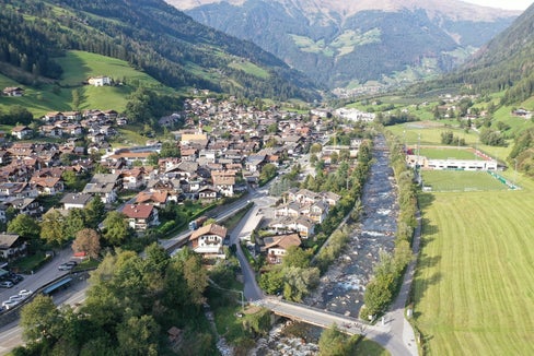 Blick auf die Gemeinde St. Martin in Passeier: Die Landesregierung hat im Bereich des Gewerbegebietes Baumkirchsäge ein Bauleitplanänderung genehmigt und Teile des Gewerbegebiets in Auwald rückgewidmet. (Foto: LAND Italia)