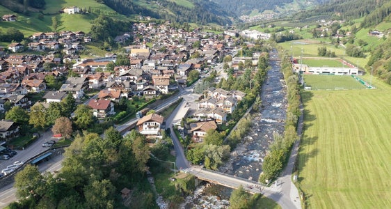 Blick auf die Gemeinde St. Martin in Passeier: Die Landesregierung hat im Bereich des Gewerbegebietes Baumkirchsäge ein Bauleitplanänderung genehmigt und Teile des Gewerbegebiets in Auwald rückgewidmet. (Foto: LAND Italia)