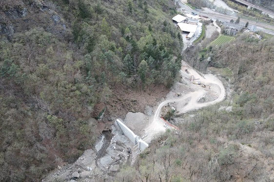 Oberhalb der Gewerbezone Bodner in Blumau in der Gemeinde Karneid arbeitet das Landesamt für Wildbach- und Lawinenverbauung Süd derzeit an der Fertigstellung eines Rückhaltebeckens im Öhlbach. (Foto: LPA/Landesamt für Wildbach- und Lawinenverbauung Süd in der Agentur für Bevölkerungsschutz)
