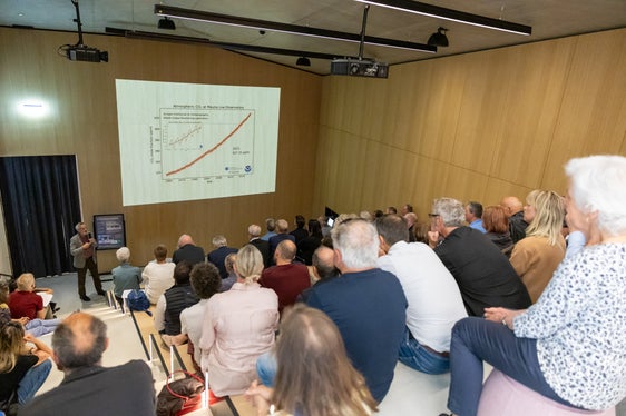 Klimaforscher Georg Kaser skizzierte in seinem Impulsreferat „Klimawandel 1976 - 2026 - ... die Klimageschichte der letzten 50 Jahre. (Foto: LPA/Bernhard Aichner)