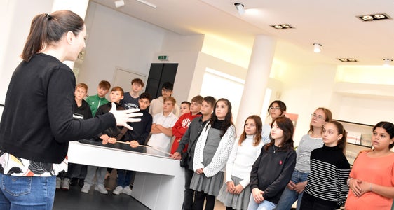Il 3 ottobre 2024, la scuola secondaria tirolese di Völs ha visitato la mostra dell'Euregio presso l'Infopoint Euregio di Innsbruck (Foto: Land Tirol/Sidon)