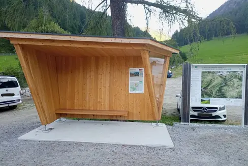 La modernizzazione delle infrastrutture obsolete mira a rendere più attrattivo il passaggio ai mezzi di trasporto pubblico per residenti e turisti. A tal fine sono state realizzate 8 moderne fermate climatizzate (5 in Tirolo e 3 in Alto Adige, ad esempio a Malles). (Foto: USP/Ripartizione Europa)