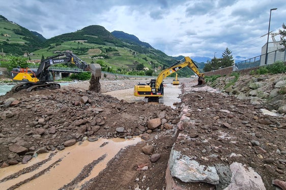 Seit Herbst und noch einige Wochen lang arbeitet die Wildbachverbauung auf der Höhe des Hauptsitzes der Südtiroler Milchgenossenschaft Mila in Bozen-Kampill im Eisack und verstärkt am orografisch linken Ufer den Uferschutz. (Foto: Landesamt für Wildbach- und Lawinenverbauung Süd in der Agentur für Bevölkerungsschutz)