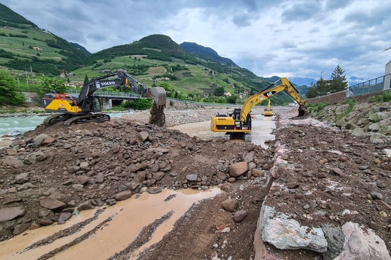 Seit Herbst und noch einige Wochen lang arbeitet die Wildbachverbauung auf der Höhe des Hauptsitzes der Südtiroler Milchgenossenschaft Mila in Bozen-Kampill im Eisack und verstärkt am orografisch linken Ufer den Uferschutz. (Foto: Landesamt für Wildbach- und Lawinenverbauung Süd in der Agentur für Bevölkerungsschutz)