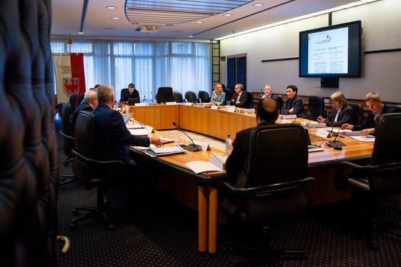 Das erste Tätigkeitsjahr der Landesregierung neigt sich dem Ende zu. Es galt zahlreiche Themen zu bearbeiten, unter anderem die Wiederherstellung der Autonomie, den Wohnbau oder den Klimaplan. (Foto: LPA/Fabio Brucculeri)