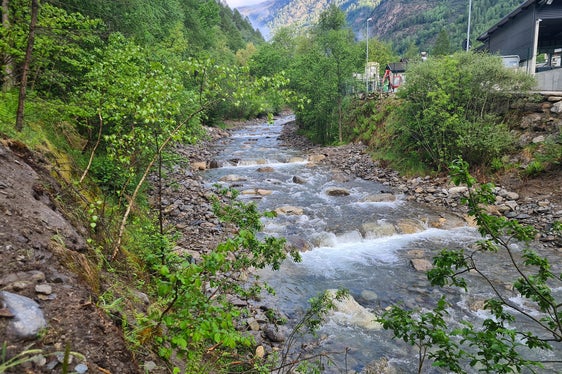 Nach Abschluss der Arbeiten der Wildbachverbauung zeigt sich der Schnalserbach jetzt mit erhöhter Hochwassersicherheit und ökologischer Gestaltung in dem Abschnitt, der bei der Kläranlage und dem Recyclinghof fließt. (Foto: LPA/Landesamt für Wildbach- und Lawinenverbauung West)