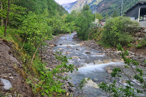 Il Rio di Senales, all’altezza del depuratore e dell’adiacente centro di riciclaggio nonché del vicino laghetto dell’Associazione pescatori di Senales, dopo i lavori (Foto: ASP/Ufficio Sistemazione bacini montani ovest)