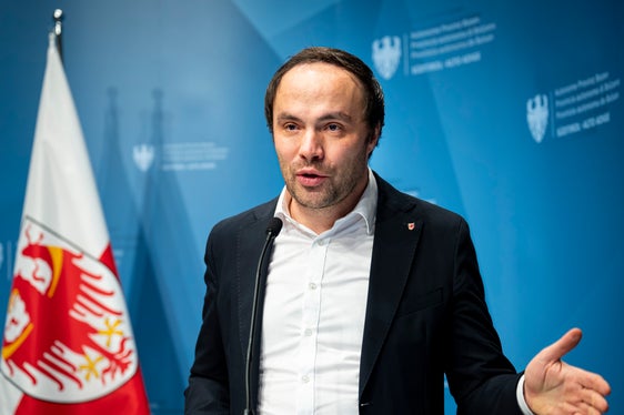 Landesrat Philipp Achammer hat das geplante Kulturgüterdepot im Anschluss an die Landesregierungssitzung am 30. Dezember vorgestellt. (Foto: LPA/Fabio Brucculeri)