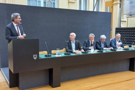 Il benvenuto a relatori a partecipanti del presidente della Provincia autonoma di Bolzano, Arno Kompatscher (Foto: ASP/mdg)