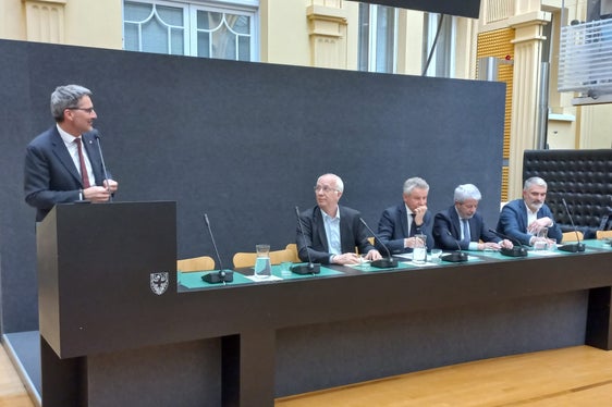 Il benvenuto a relatori a partecipanti del presidente della Provincia autonoma di Bolzano, Arno Kompatscher (Foto: ASP/mdg)