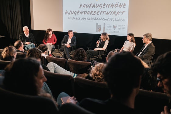 Podiumsdiskussion anlässlich der Veranstaltung 40 Jahre Landesgesetz zur Förderung der Jugendarbeit (v.l.): Zeno Braitenberg, Koordinator von Rai Südtirol, die Umweltaktivistin Ariane Benedikter, Konrad Pamer, Direktor des Amtes für Jugendarbeit, Sabine Cagol, Präsidentin des Rates der Psychologenkammer Bozen, Daniela Höller, Kinder- und Jugendanwältin, und Georg Lun, Direktor des Instituts für Wirtschaftsforschung (WIFO). Foto: Philip Unterholzner/netz Offene Jugendarbeit)