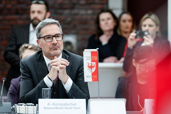 „Die Regionen sind Motoren der Innovation und wirtschaftlichen Stärke Europas. Sie müssen auch künftig direkt mit der Europäischen Kommission verhandeln und ihre Programme eigenverantwortlich umsetzen können“, betonte Landeshauptmann Arno Kompatscher. (Foto: LPA/bri/Iris Haidau)