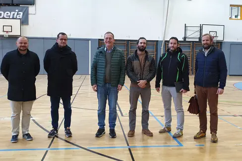 Lokalaugenschein in der Turnhalle nach abgeschlossenen Wartungsarbeiten: (v.l.) Ressortdirektor Gemmellaro, Abteilungsdirektor Bedin, Landesrat Bessone, Amtsdirektor Carmignola und die Ingenieure Carlo Noselli, Stefano Gonzo e Johannes Ladurner (Foto: LPA/Landesamt für technische Gebäudeverwaltung)
