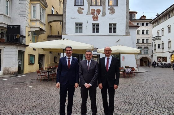 I tre presidenti Arno Kompatscher, Maurizio Fugatti e Anton Mattle davanti alla sede dell'Euregio, la Casa della Pesa, a Bolzano (Foto: Euregio)