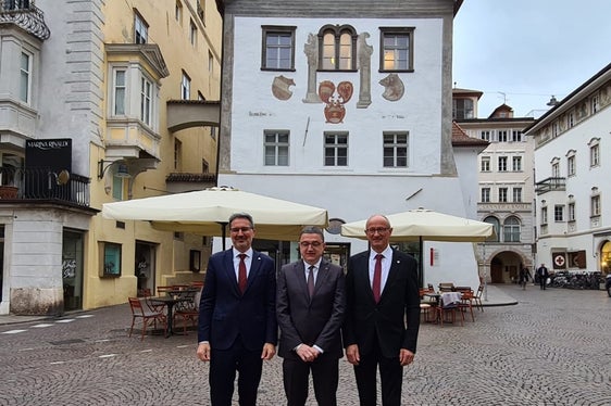 I tre presidenti Arno Kompatscher, Maurizio Fugatti e Anton Mattle davanti alla sede dell'Euregio, la Casa della Pesa, a Bolzano (Foto: Euregio)