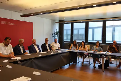 L'assessore provinciale all'Agricoltura Arnold Schuler dà il benvenuto ai partecipanti. (Foto: ASP/Noemi Prinoth)